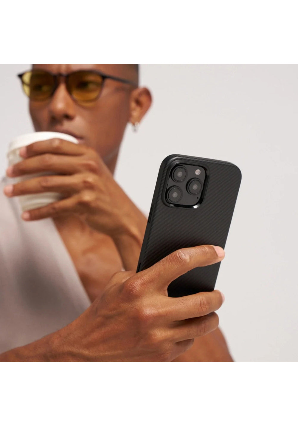 Apple iPhone 16 Pro Max Kılıf Manyetik Şarj Uyumlu Aramid Karbon Fiber Pitaka Military-Grade Classic Serisi Black-Grey Twill Kapak