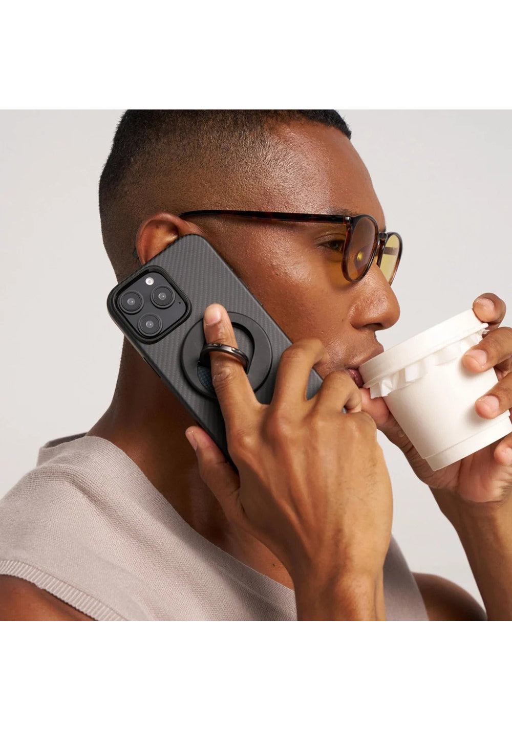 Apple iPhone 16 Pro Max Kılıf Manyetik Şarj Uyumlu Aramid Karbon Fiber Pitaka Military-Grade Classic Serisi Black-Grey Twill Kapak