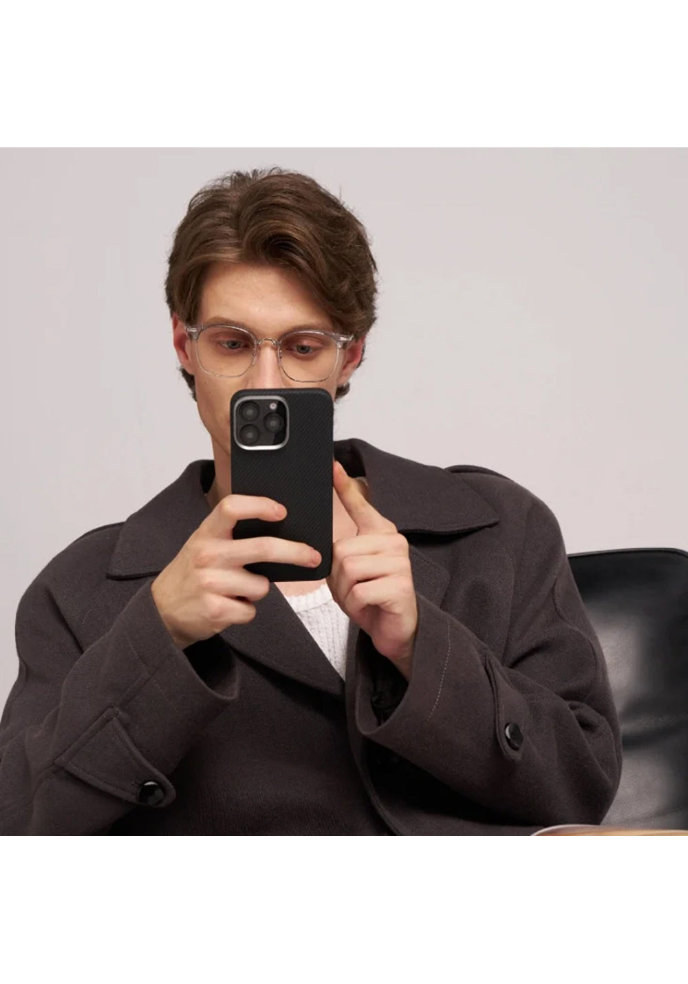 Apple iPhone 16 Kılıf Manyetik Şarj Uyumlu 600D Aramid Karbon Fiber Pitaka Ultra-Slim Classic Serisi Black-Grey Twill Kapak