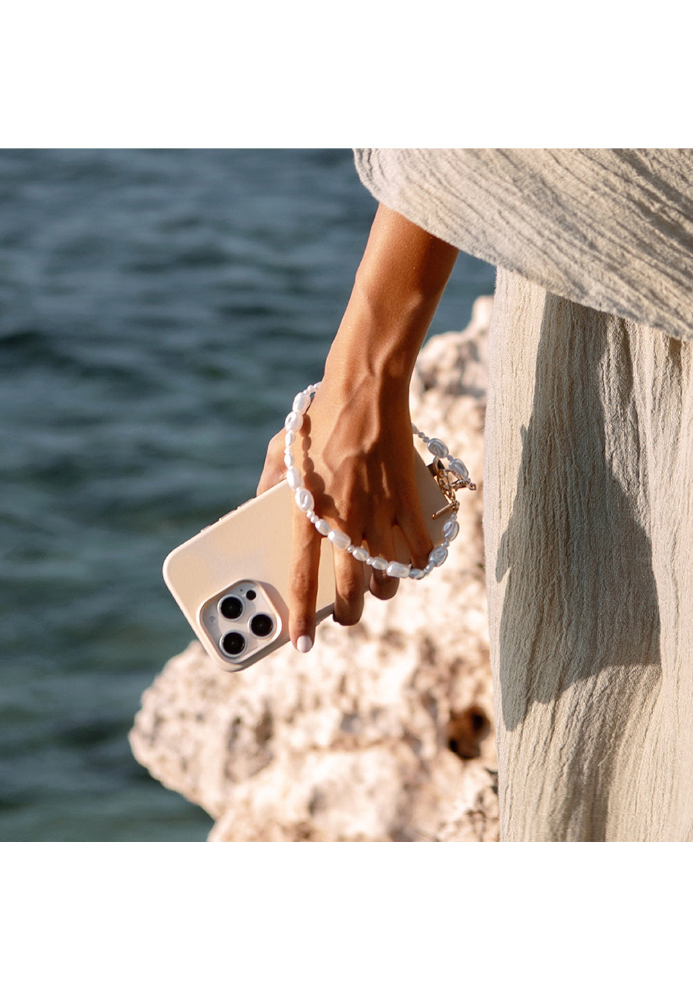 Apple iPhone 16 Pro Max Kılıf Manyetik Şarj Uyumlu Soft Arka Yüzey Askı İpli Coehl Muse Kapak