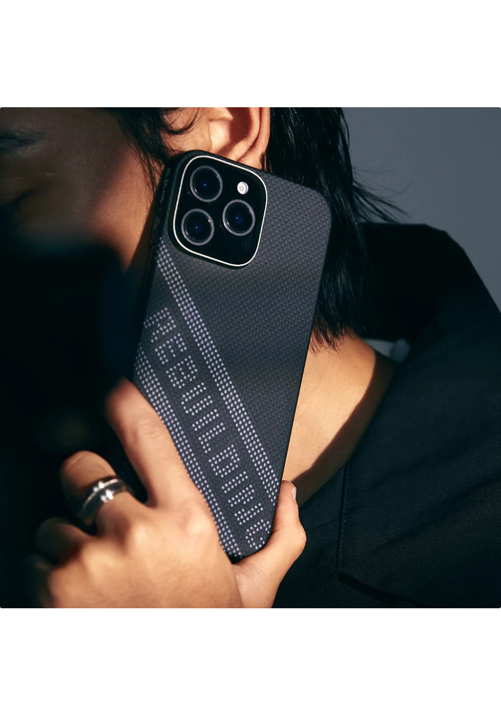 Apple iPhone 16 Pro Max Kılıf Manyetik Şarj Uyumlu Aramid Karbon Fiber Re-TROS Tasarımlı Pitaka Tactile Woven Rebuilding Serisi Kapak