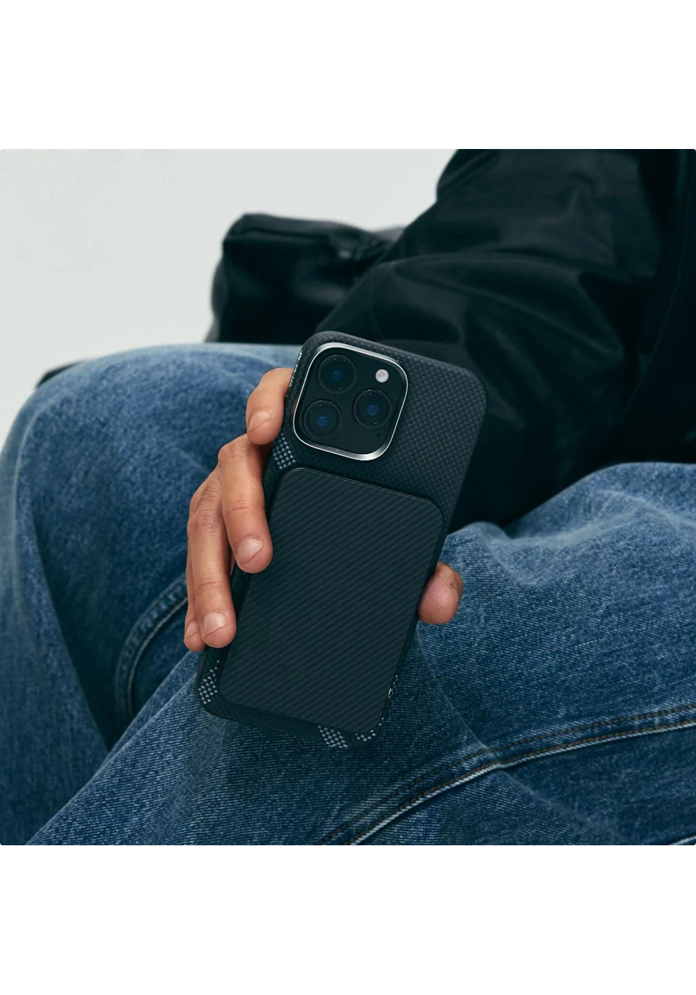 Apple iPhone 16 Pro Max Kılıf Manyetik Şarj Uyumlu Aramid Karbon Fiber Re-TROS Tasarımlı Pitaka Tactile Woven Rebuilding Serisi Kapak
