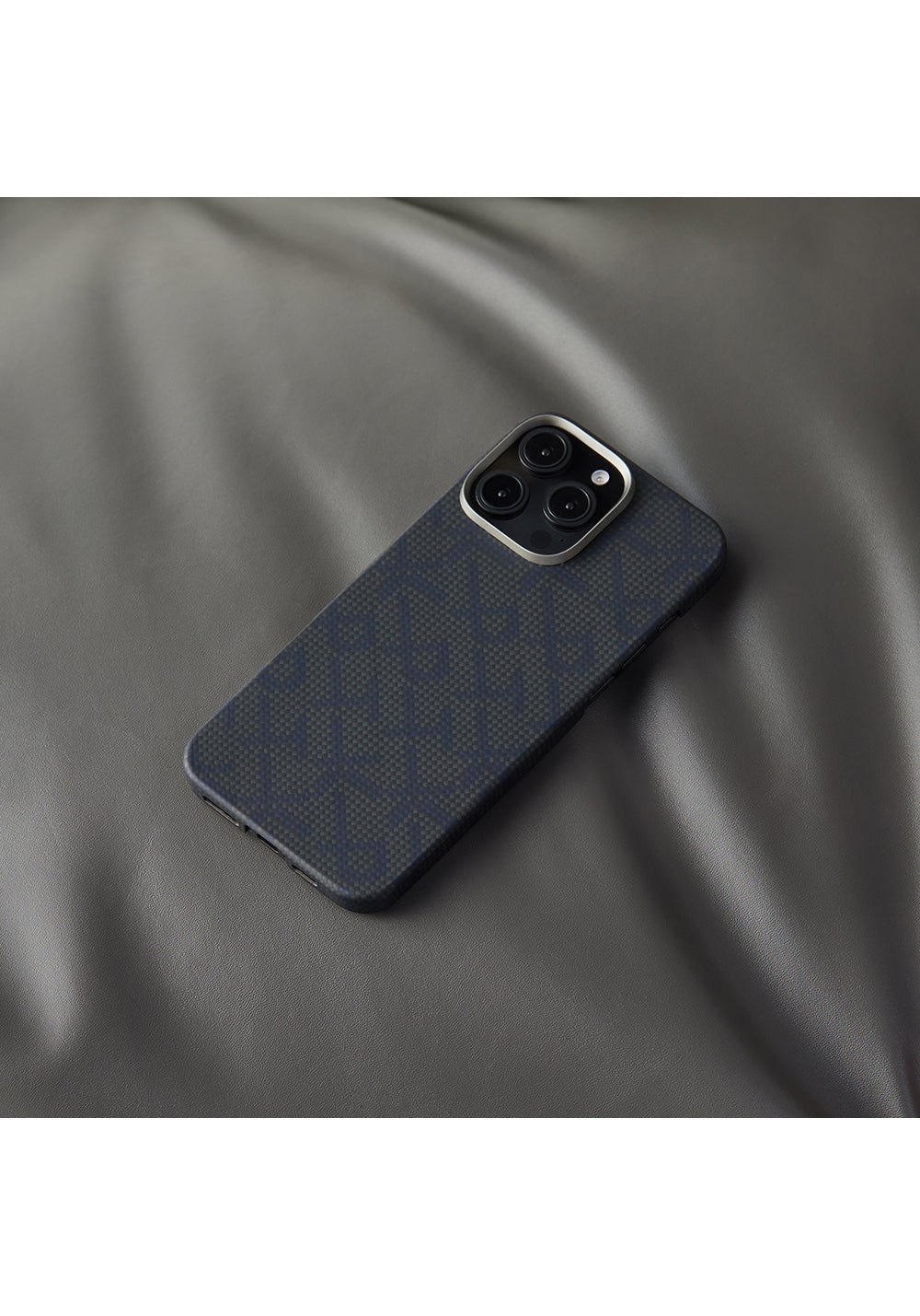 Apple iPhone 16 Pro Max Kılıf Manyetik Şarj Uyumlu Aramid Karbon Fiber Pitaka Tactile Woven Monogram Serisi Kapak