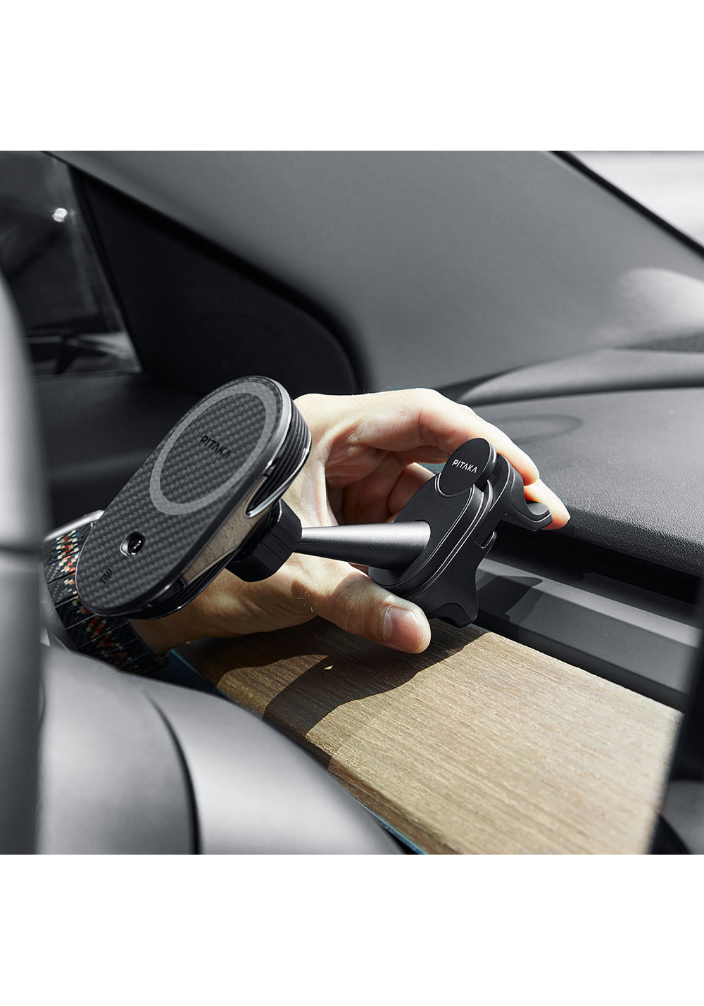 Pitaka MagEZ Pro 2 Manyetik Şarj Uyumlu Qi2 Tesla Model Y ve Model 3 Uyumlu Aramid Fiber Araç Telefon Tutucu