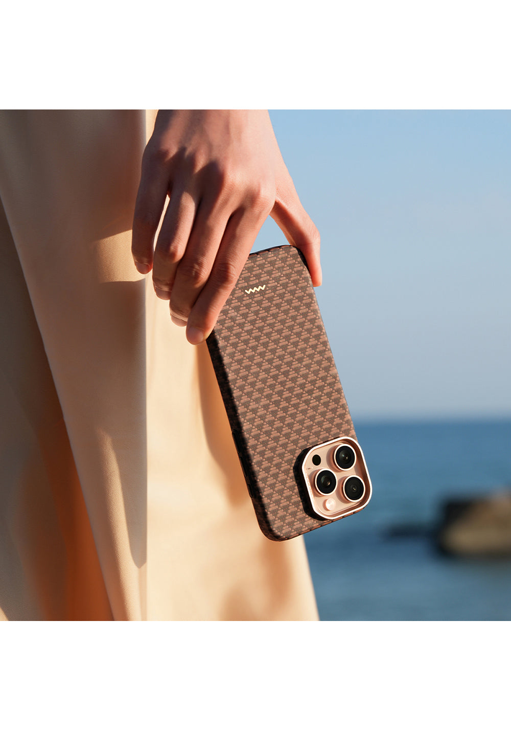 Apple iPhone 16 Pro Kılıf Manyetik Şarj Uyumlu Raptic Aramid Skin Origin Serisi Karbon Kapak
