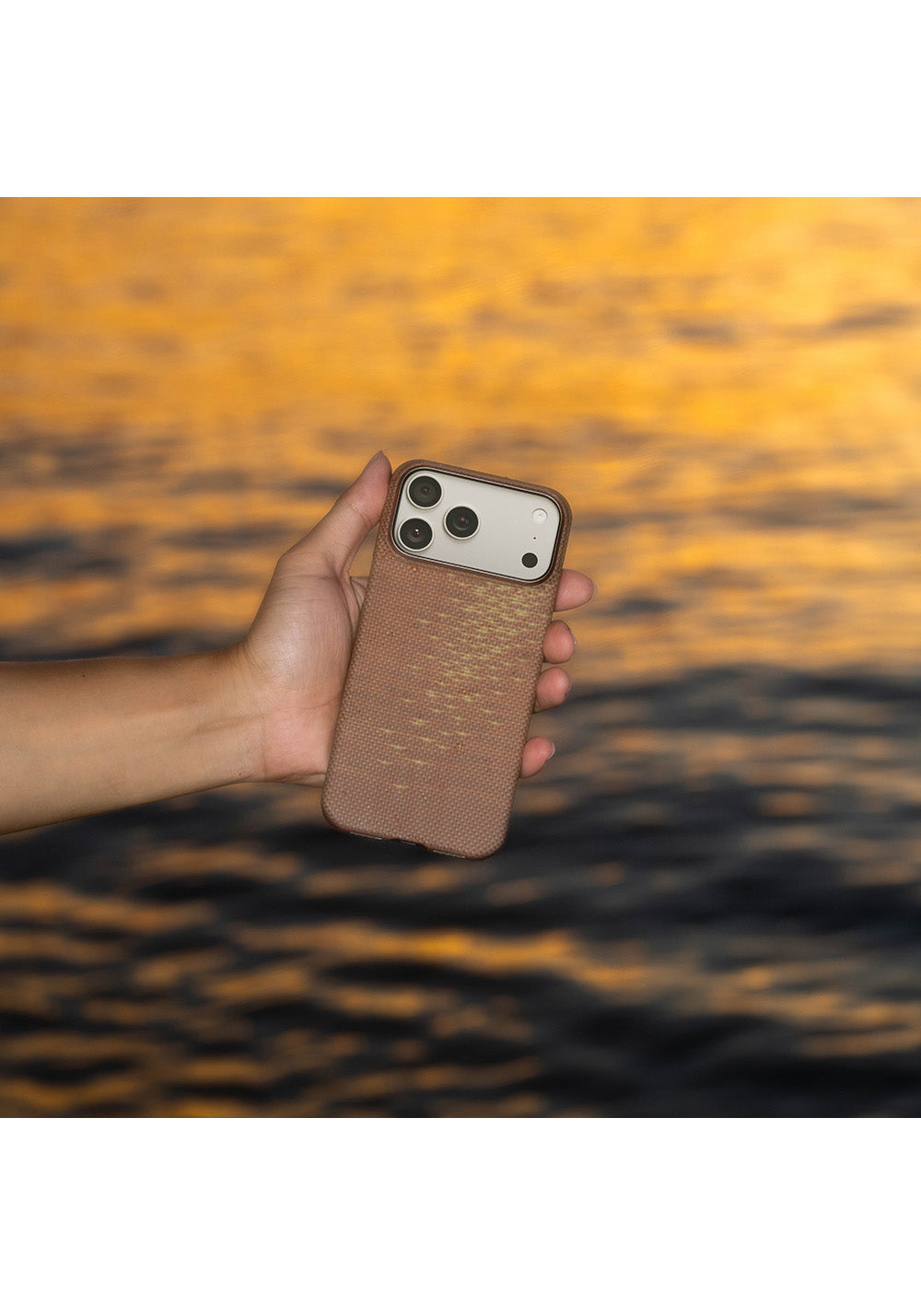 Apple iPhone 17 Pro Max Kılıf Manyetik Şarj Uyumlu Aramid Karbon Fiber Pitaka Glints of Gold Ultra Slim Serisi Kapak