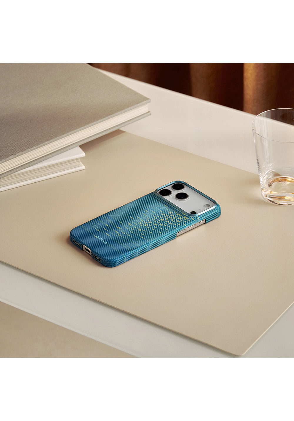 Apple iPhone 17 Pro Max Kılıf Manyetik Şarj Uyumlu Aramid Karbon Fiber Pitaka Glints of Gold Ultra Slim Serisi Kapak