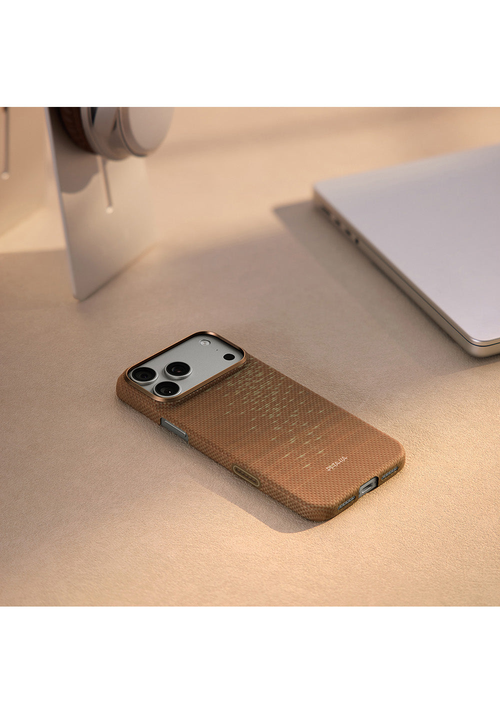 Apple iPhone 17 Pro Kılıf Manyetik Şarj Uyumlu Aramid Karbon Fiber Pitaka Glints of Gold Ultra Slim Serisi Kapak