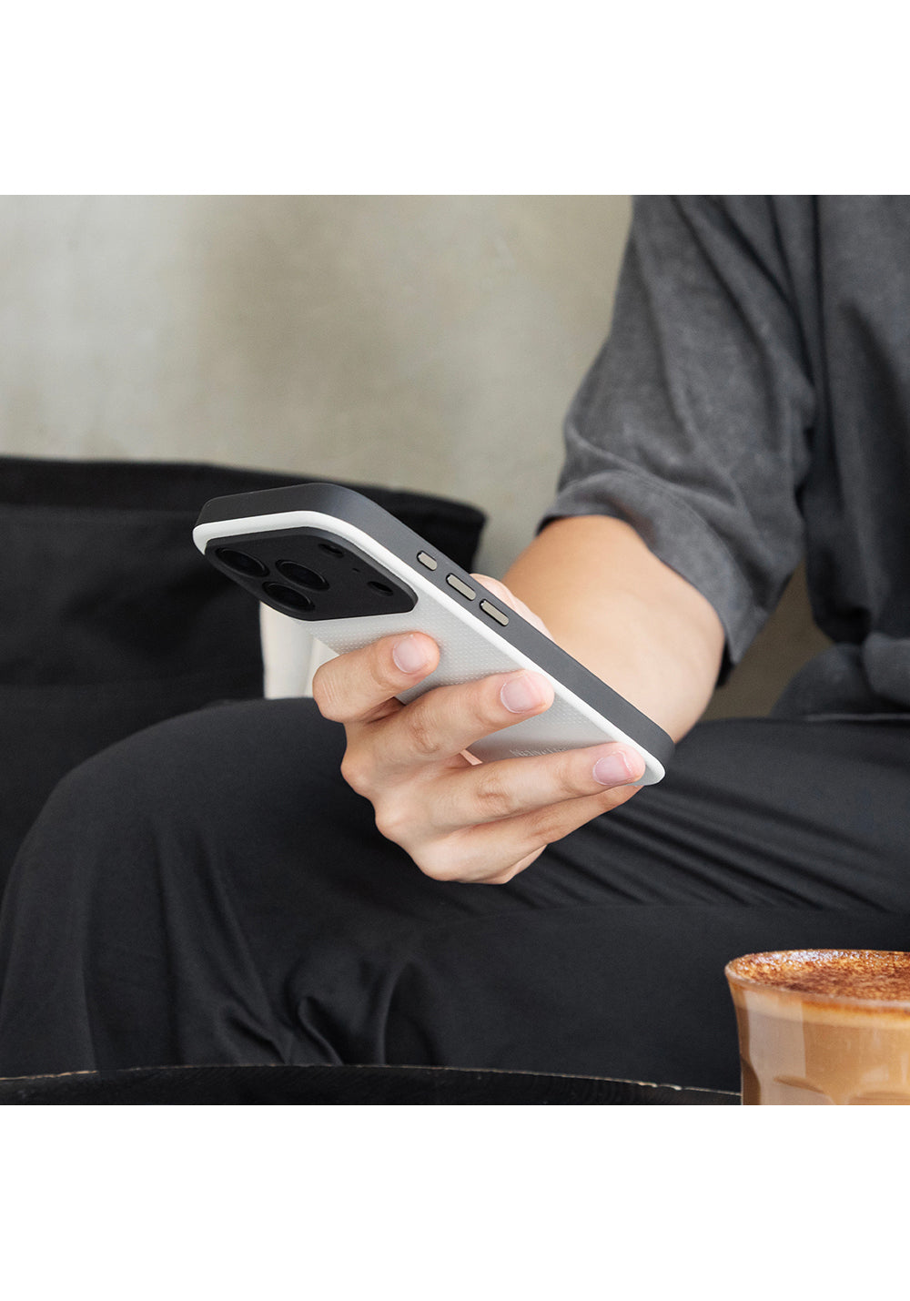 Apple iPhone 17 Pro Kılıf Manyetik Şarj Uyumlu Deri Dokulu Native Union 2025 Active Serisi Kapak