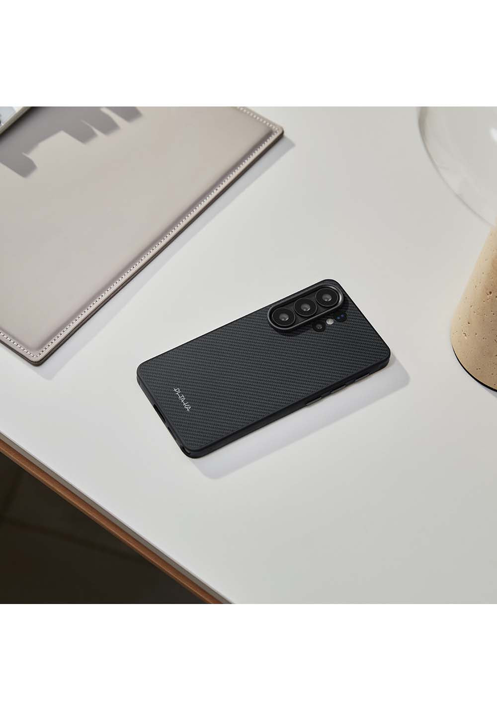 Galaxy S26 Ultra Kılıf Manyetik Şarj Uyumlu 600D Aramid Karbon Fiber Pitaka Cairn Serisi Black-Grey Twill Kapak