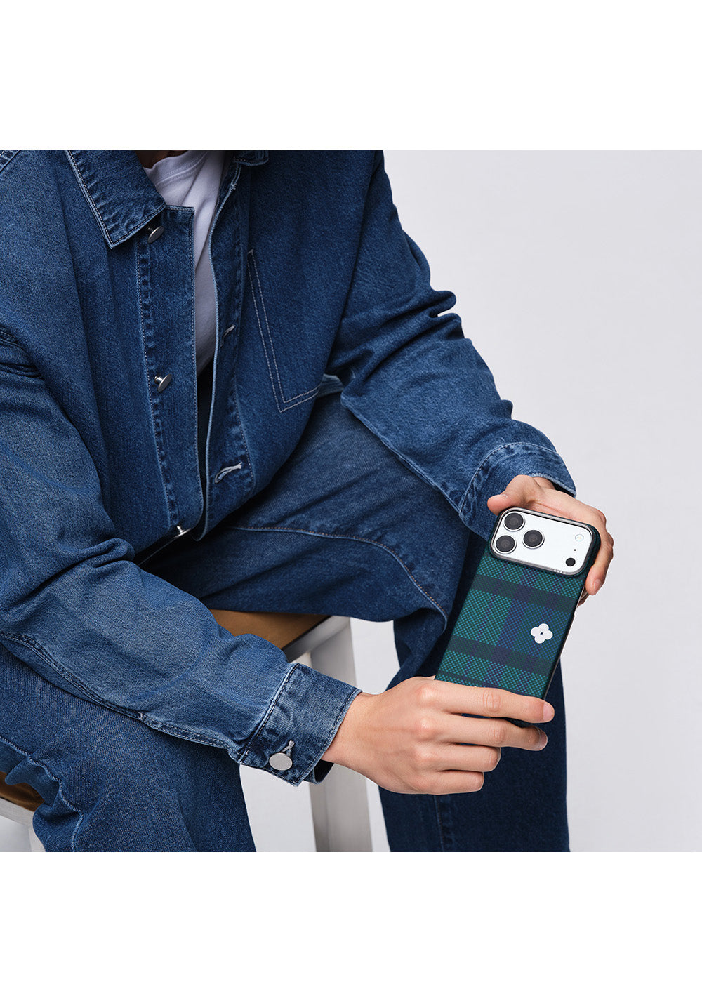 Apple iPhone 17 Pro Kılıf Manyetik Şarj Uyumlu Aramid Karbon Fiber Pitaka Flora in Grid Serisi Kapak