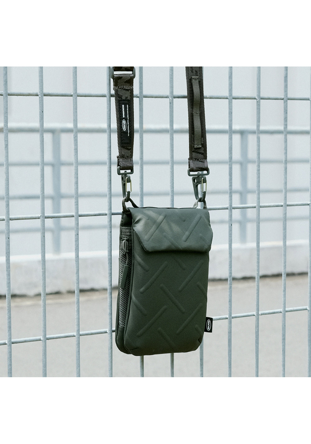 Skinarma Sling Pouch Juno Cross-Hatch – Çapraz Vücut Çantası